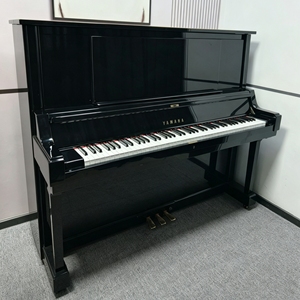 Piano Vertical Yamaha UX5 de 88 Teclas con Teclado Contrapesado de Madera Sólida, Estilo Clásico, Montaje en Suelo, Piano Acústico Negro - Product Image 1