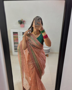 Elegante Saree de Seda Crush Banarasi para Adultos con Lentejuelas, Cordones, Bordado y Diseño de Encaje en el Borde, Transpirable y Ecológico - Product Image 1