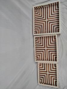 Bandeja de Servicio de Estilo Decorativo de Madera con Tema Budista Ecológico, Procedente de Fuentes Éticas, Hecha a Mano por Crafts Galore, Tamaño Pequeño en Venta - Product Image 4