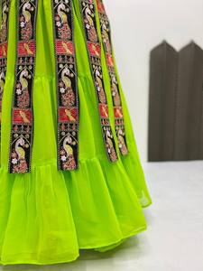 Elegante conjunto de sharara de seda tibby con blusa acolchada bordada, chal estampado y sharara cosido para mujer - Product Image 6