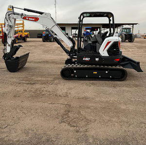 Excavatrice compacte sur chenilles Takeuchi robuste avec godet pour l'excavation et la manutention de matériaux - Product Image 6