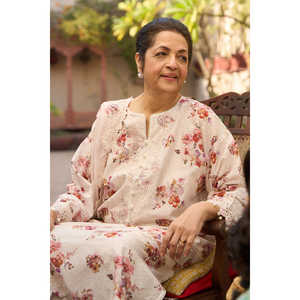 DN-62009 Traje de Muselina Estampado y Bordado de 3 Piezas con Dupatta Translúcida Bordada, Tallas XS a 6XL Disponibles para Eventos Diurnos - Product Image 4