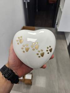 Urne funéraire pour animaux de compagnie en laiton blanc de style américain avec pattes dorées, capacité de 220 pouces cubes, design personnalisable par Brassworld India - Product Image 3