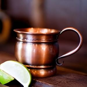 Tasse à bière en cuivre de luxe moderne Tasse à boire de bar de fête avec poignées et design personnalisé Tasse en cuivre Moscow Mule - Product Image 2