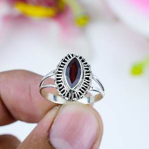 Anillo Solitario con Engaste de Plata de Ley 925, Piedra Preciosa de Granate Natural en Corte Marquesa, Joyería Fina Minimalista para Bodas y Fiestas - Product Image 2