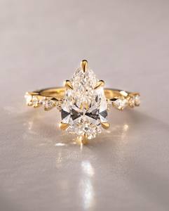 แหวนเพชร CZ ทรงลูกแพร์9X13มม. ประดับด้วยหินทรงกลม - Product Image 1