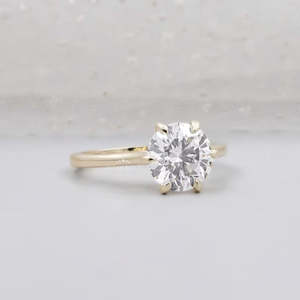 Anillo de compromiso con diamante de corte redondo y solitario de 6 puntas con diamante cultivado en laboratorio - Product Image 3