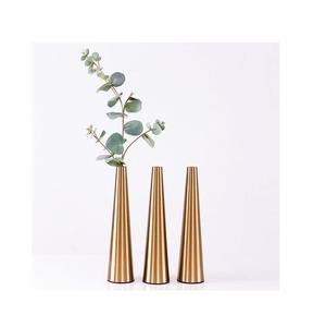 Florero de metal creativo con una forma llamativa y única perfecta para exhibir flores frescas o artificiales - Product Image 5