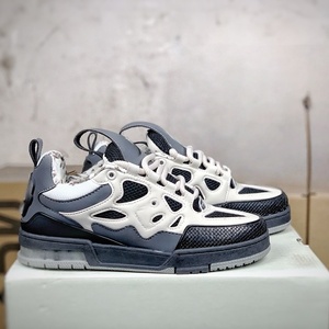 Sneakers rétro respirantes OEM pour hommes, légères, à lacets, chaussures de skate et de marche, antidérapantes, dessus en cuir verni - Product Image 1