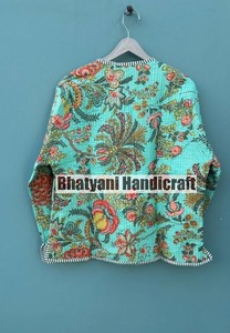 Chaqueta Kantha Unisex de Estilo Bohemio Hecha a Mano, Acolchada, Reversible, Transpirable y Cómoda, con Diseño Floral de Algodón Indio - Product Image 4