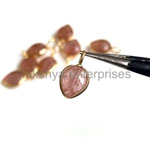 Charmes de pendentif feuille sculptée en quartz fraise rose naturel de haute qualité avec une finition lisse et une conception de sculpture à la main délicate - Product Image 4