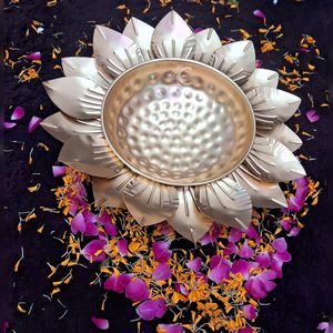 Urli de metal de lujo para la decoración del templo del hogar lleno de flores de agua y Diyas flotantes para Diwali - Product Image 6