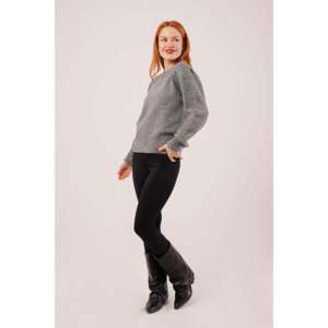 Pull en tricot gris à col rond pour femme, style uni, vente en gros disponible - Product Image 4