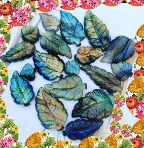 Pierres précieuses certifiées Multi-Fire Labradorite Leaf Carving Gemstone Smooth Cabochon Gems For Decoration - Product Image 1