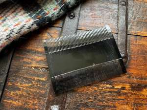 Peine artesanal de cuerno natural The Craft Exim con grabado a mano para el cuidado diario del cabello, ideal para un cabello suave, hecho en India. - Product Image 3