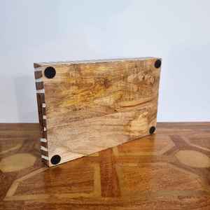 Plateau ottoman en bois avec détail blanchi à la chaux. L'élégance rustique rencontre la fonctionnalité - Product Image 4