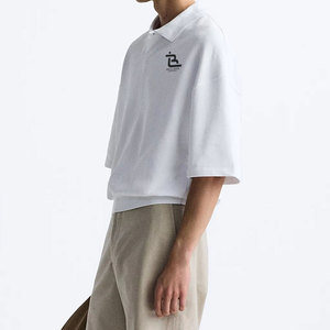 Camiseta Polo Holgada y Relajada con un Estilo Minimalista y Moderno - Product Image 3