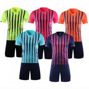 Uniforme manches courtes et short bonne qualité personnalisé nouvelle arrivée Kits de football personnalisés costume maillots de football pour hommes uniforme - Product Image 1