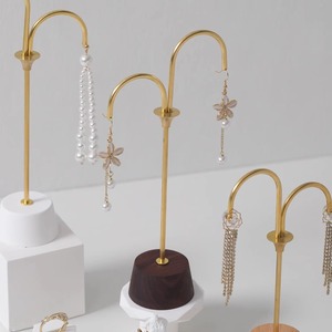 Support de boucle d'oreille de style réverbère porte-bijoux unique pour goujons cerceaux et pendants parfait pour la table de vanité et la décoration de la chambre - Product Image 2