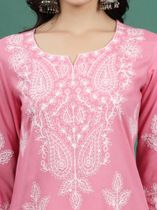 Conjunto de Kurta, Palazzo y Dupatta Recto Elegante de Rayón con Bordado Floral Rosa para Mujer, de Alta Calidad, Nuevo, a Bajo Precio, Atuendo Indio - Product Image 4