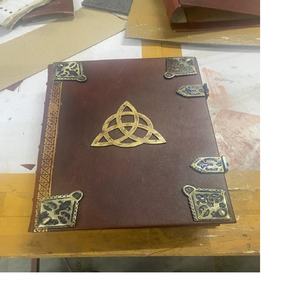 Journal en cuir celtique noir personnalisé avec embellissements en laiton Journal en cuir noir jumbo avec design celtique et accents en laiton - Product Image 3