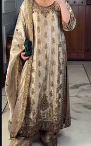 ชุดแต่งงานผ้าเน็ตปักลายหรูหราสไตล์ปากีสถานสำหรับผู้หญิง  งานฝีมือประณีตระดับไฮเอนด์ ประดับด้วยหิน ลูกปัด และดิ้นทอง - Product Image 6