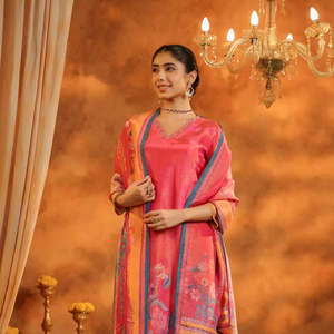 ชุดคุर्ตาผ้าฝ้ายพิมพ์ลายชนเผ่า พร้อมกางเกงและผ้าคลุมไหล่ ประดับเลื่อมตกแต่งด้วยมือ งานฝีมือสไตล์ดั้งเดิมสำหรับผู้หญิงใส่ไปงานปาร์ตี้ - Product Image 1