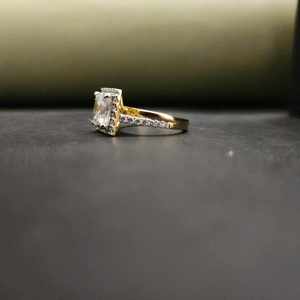 แหวนดีไซน์หรูหราโดดเด่น ประดับด้วยพลอยธรรมชาติทรงปรินเซสคัท เงินแท้ 925 ชุบสแตนเลส ได้รับการรับรองจาก IGI ดีไซน์ทันสมัยไม่ซ้ำใคร - Product Image 3