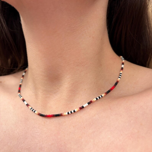 Collar único hecho a mano con cuentas de semillas |   Gargantilla Étnica Roja Estilo Boho Hippie, Joyería Minimalista y Estética - Product Image 1