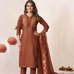 Conjunto de Kurta y Pantalón Bordado Marrón para Mujer con Dupatta, Ropa Étnica India - Product Image 1