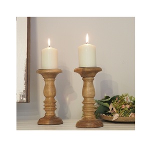 Bougeoir pilier en bois avec sculpture complexe parfait pour l'éclairage de mariage célébration festive ou configuration spéciale de table - Product Image 4