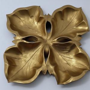 Serveur de fruits secs en aluminium décoratif avec trois compartiments en forme de feuille Finition or antique conçue pour les repas décoratifs. - Product Image 3