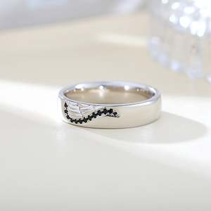 Bague pour homme Jeulia en argent sterling plaqué or rose avec gravure d'ailes d'ange - Product Image 5