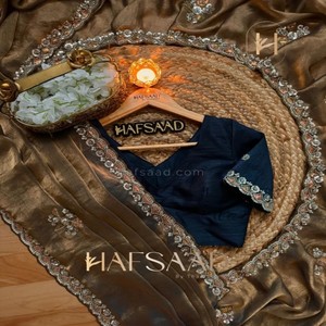 Sari de Seda Espacial de Diseño VASTRA COTTAGE con Trabajo de Cuentas Originales y Blusa de Seda Espacial a Juego para Fiestas, Bodas y Eventos Festivos - Product Image 3