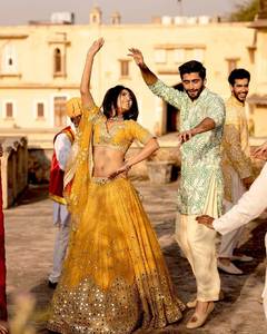 Lehenga Choli Moderno de Diseñador, con Estampado Digital en Rayón, Georgette con Relieve, Reversible, con Dupatta de Red y Trabajo de Espejo, para Bodas - Product Image 2