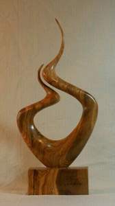 Sculpture en bois faite à la main avec un design animal parfait pour un décor inspiré de la nature et des chambres sur le thème de la faune - Product Image 2