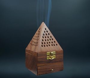Brûleur de Bakhoor en bois fait à la main pour parfum d'intérieur avec un design traditionnel parfait pour la décoration arabe et islamique - Product Image 3