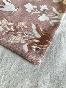 Tela de Algodón Estampada a Mano con Diseño Floral sobre Base Marrón |   Textil Étnico Vintage - Product Image 4