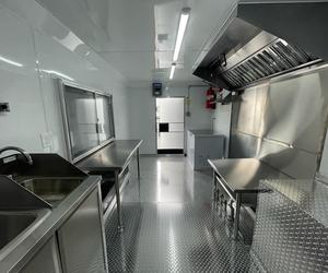 Camion de restauration mobile d'extérieur, remorque de traiteur 4,8 m, châssis en aluminium, double essieu tandem, alimentation intégrée, utilisation extérieure - Product Image 5