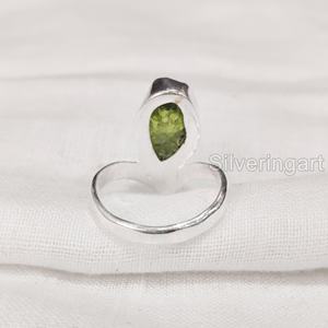 Grossiste Bijoux en pierre brute Bague pour femme Bague en argent sterling 925 en forme de péridot brut naturel Pierre de naissance d'août Couronne en V - Product Image 5