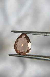 Pierre précieuse de tourmaline brute de haute qualité avec une pierre précieuse de coupe poire pêche naturelle pour la collection de guérison et les applications de pierres énergétiques - Product Image 3