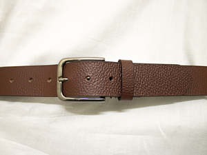 Cinturón de Cuero Vacuno Casual y Duradero, Hecho a Mano con Hebilla de Aleación para Uso Unisex - Product Image 4