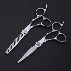 Tijeras de Peluquería Profesionales de 6 Pulgadas con Logotipo Personalizado de Alta Calidad, Mango con Patrón, Certificación CE, Agarre Ergonómico Manual, Modelo APT # 1136 - Product Image 2