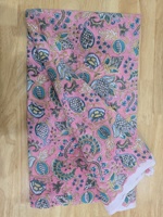 Motivos florales y detalles de ramilletes en el material, perfecto para la confección de kurtis de verano para mujer, trajes étnicos salwar.