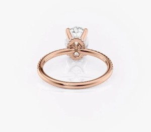 แหวนเพชรรูปวงรีสำหรับปลูกในห้องปฏิบัติการพร้อมเพชรด้านข้างทรงกลมสีโรสโกลด์14K - Product Image 2