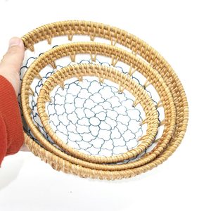 Bandeja de porcelana redonda elegante con bandeja de borde de ratán para plato de Decoración de mesa HNH Bandejas para servir Alimentos artesanales OEM en Vietnam - Product Image 1