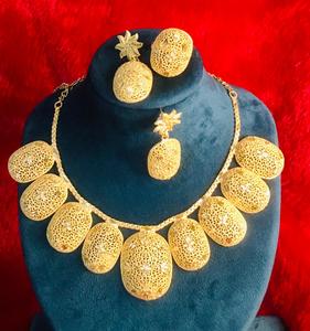 ชุดเครื่องประดับแฟชั่นวินเทจชุบทอง24K จากคอลเลกชันของผู้ผลิตในอินเดียสร้อยคอทองแดงต่างหูเข็มกลัดที่ได้รับการออกแบบจากสหรัฐอเมริกา - Product Image 1