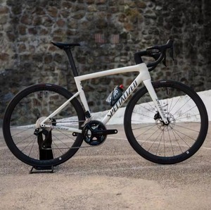 Meilleur vélo de triathlon sur route complet Trek Madone SLR 9 Gen 8 AXS 2025 avec cadre en fibre de carbone, 21 vitesses, roues de 20 pouces et freins V doubles - Product Image 3
