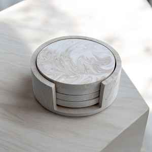 Juego de 4 posavasos de Jesmonite hechos a mano con soporte, estilo piedra, decoración minimalista neutra para el hogar - Product Image 2