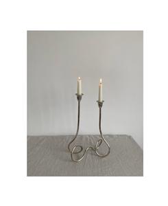 Portavelas decorativo de metal con brazos curvos y acabado duradero, ideal para exhibición de centro de mesa o arreglo festivo - Product Image 5